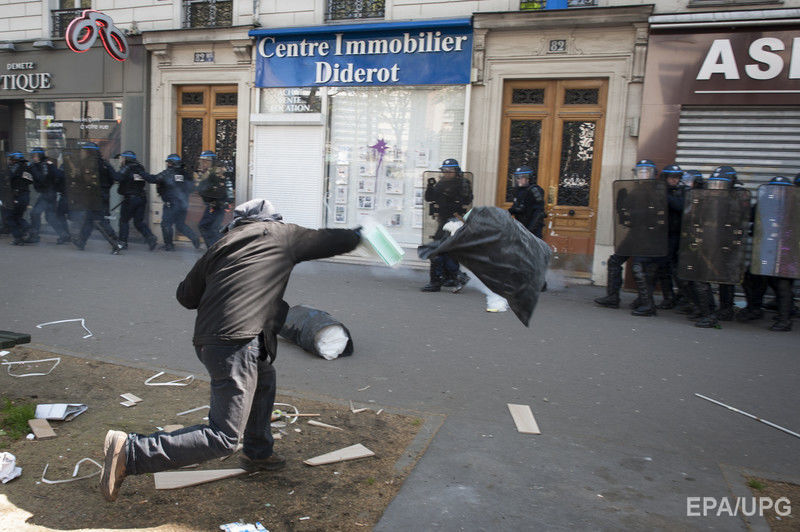 В Париже произошли столкновения между полицией и участниками первомайской демонстрации. Фоторепортаж 6