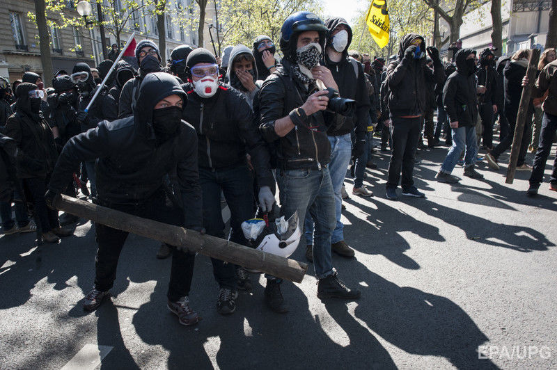 В Париже произошли столкновения между полицией и участниками первомайской демонстрации. Фоторепортаж 7