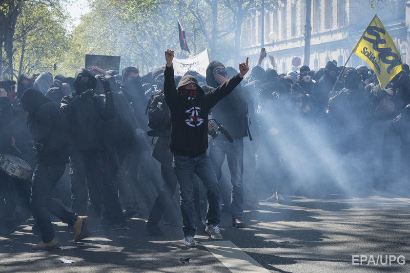 В Париже произошли столкновения между полицией и участниками первомайской демонстрации. Фоторепортаж 9