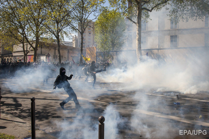 В Париже произошли столкновения между полицией и участниками первомайской демонстрации. Фоторепортаж 11