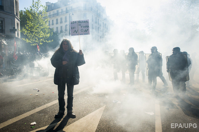 В Париже произошли столкновения между полицией и участниками первомайской демонстрации. Фоторепортаж 12