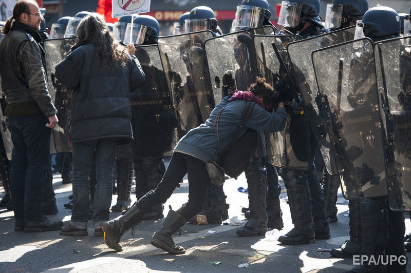 В Париже произошли столкновения между полицией и участниками первомайской демонстрации. Фоторепортаж 13