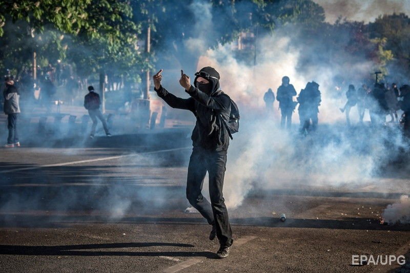 В Париже произошли столкновения между полицией и участниками первомайской демонстрации. Фоторепортаж 15