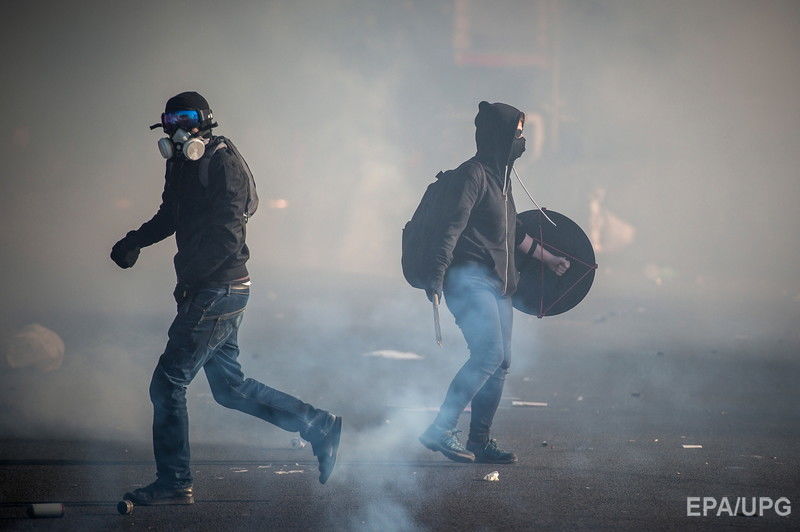 В Париже произошли столкновения между полицией и участниками первомайской демонстрации. Фоторепортаж 17