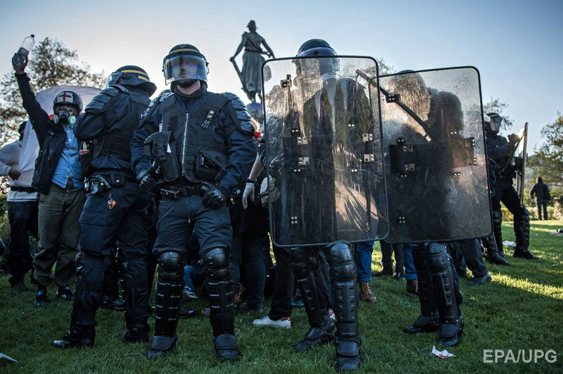 В Париже произошли столкновения между полицией и участниками первомайской демонстрации. Фоторепортаж 18