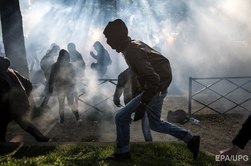 В Париже произошли столкновения между полицией и участниками первомайской демонстрации. Фоторепортаж 19