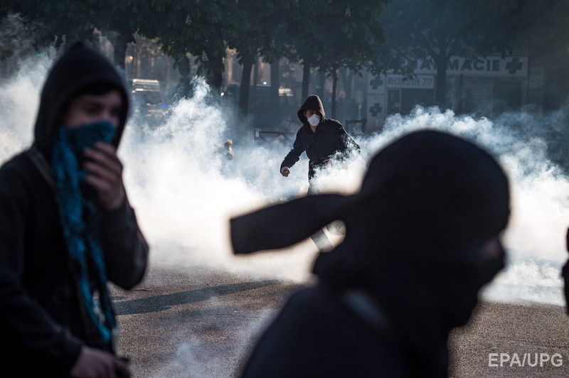 В Париже произошли столкновения между полицией и участниками первомайской демонстрации. Фоторепортаж 20
