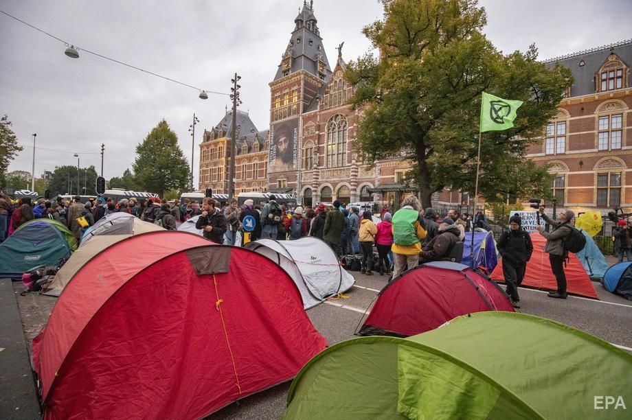 ﻿Екоактивісти блокують вулиці і площі в багатьох країнах, сотні затриманих. Фоторепортаж 7