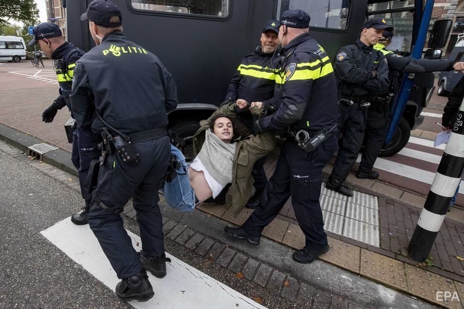 ﻿Екоактивісти блокують вулиці і площі в багатьох країнах, сотні затриманих. Фоторепортаж 10
