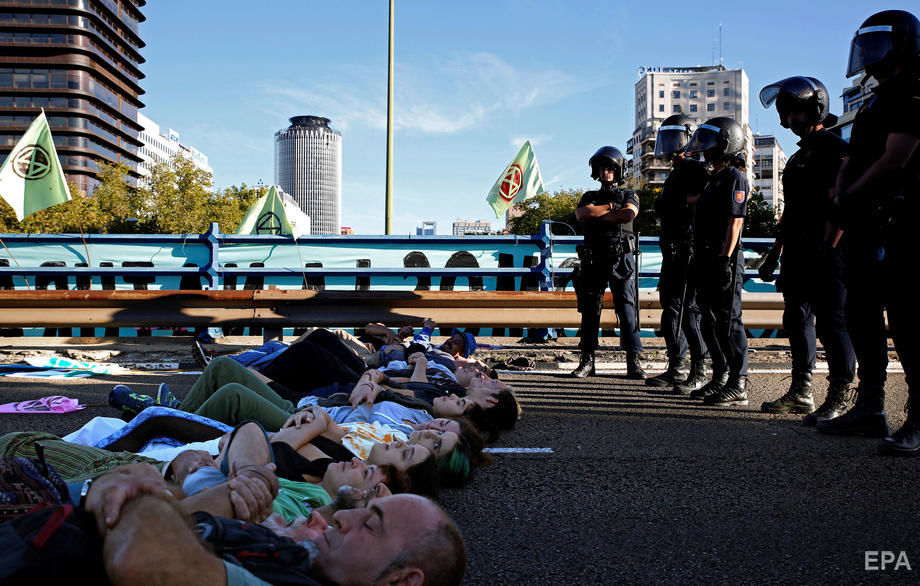 ﻿Екоактивісти блокують вулиці і площі в багатьох країнах, сотні затриманих. Фоторепортаж 13