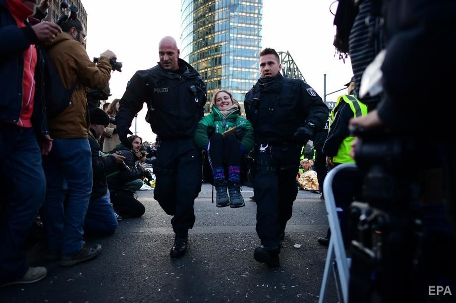 ﻿Екоактивісти блокують вулиці і площі в багатьох країнах, сотні затриманих. Фоторепортаж 5