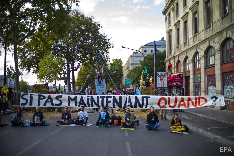 ﻿Екоактивісти блокують вулиці і площі в багатьох країнах, сотні затриманих. Фоторепортаж 14