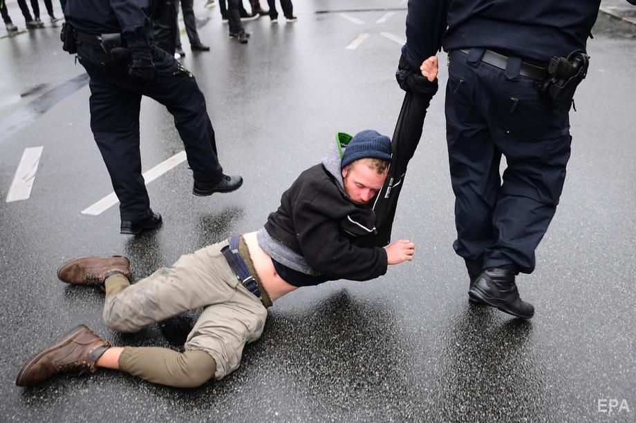 ﻿Екоактивісти блокують вулиці і площі в багатьох країнах, сотні затриманих. Фоторепортаж 3