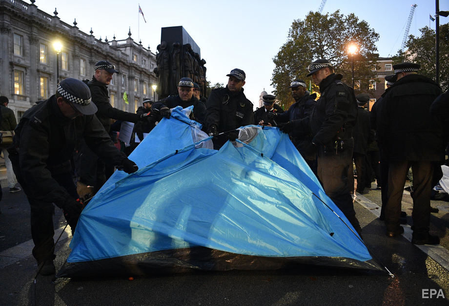 ﻿Екоактивісти блокують вулиці і площі в багатьох країнах, сотні затриманих. Фоторепортаж 23