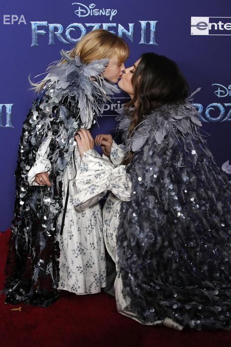 ﻿Гомес поцілувалася з молодшою сестрою на прем'єрі "Холодного серця 2". Фоторепортаж 1