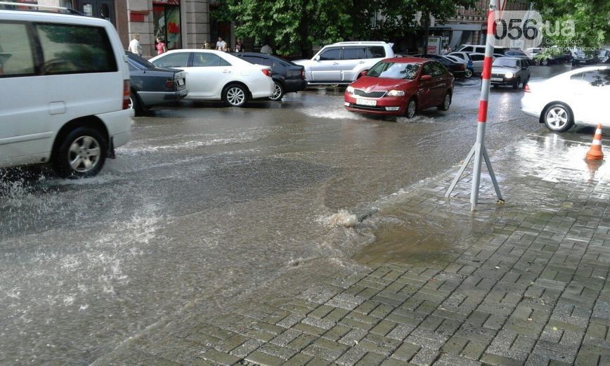 Ливень затопил улицы Днепра. Видео 1