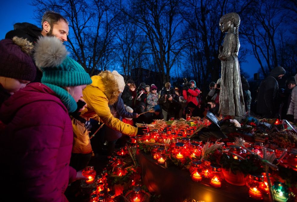 ﻿Українці вшанували пам'ять жертв Голодомору. Фоторепортаж 10