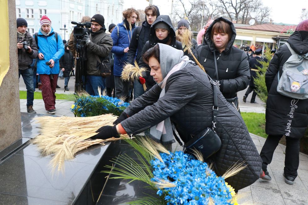﻿Українці вшанували пам'ять жертв Голодомору. Фоторепортаж 21
