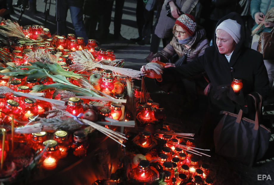﻿Українці вшанували пам'ять жертв Голодомору. Фоторепортаж 9