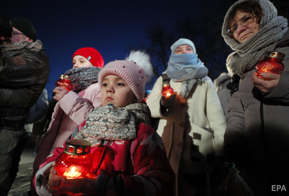 ﻿Українці вшанували пам'ять жертв Голодомору. Фоторепортаж 12