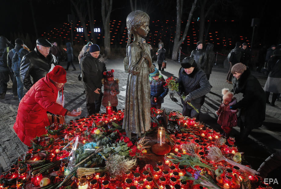 ﻿Українці вшанували пам'ять жертв Голодомору. Фоторепортаж 11