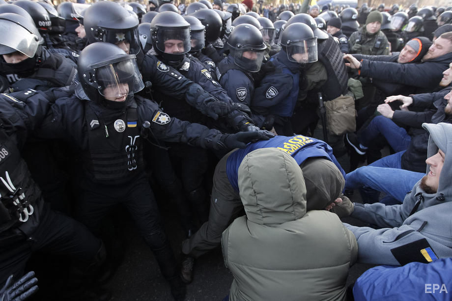 Под Верховной Радой между митингующими и правоохранителями произошли столкновения. Фоторепортаж 1