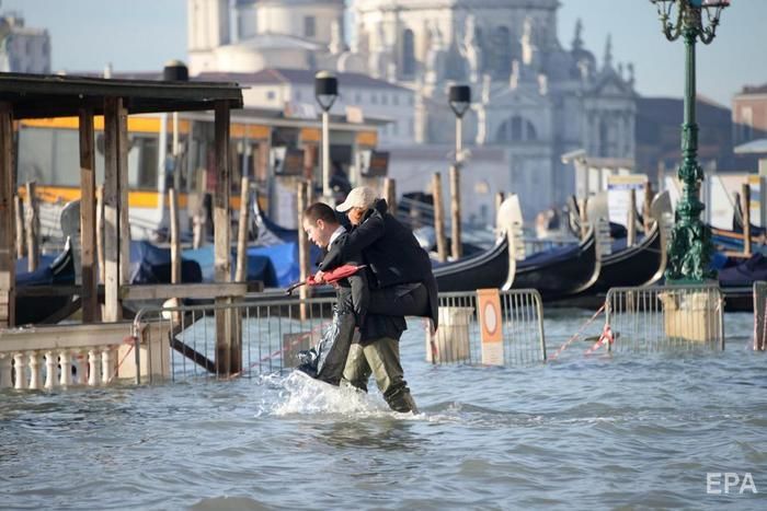 ﻿У Венеції знову сталася повінь. Фоторепортаж 12