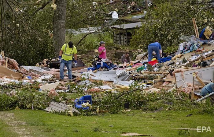 У південних штатах США сталася серія торнадо, 32 людини загинули. Фоторепортаж 3