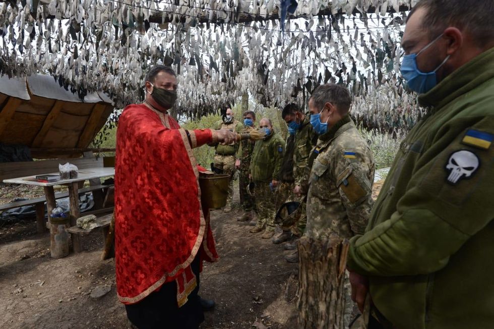 Украинские военные на Донбассе отметили Пасху. Фоторепортаж / ГОРДОН