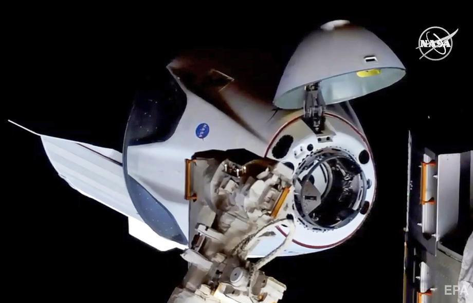 Частный космический аппарат Crew Dragon с двумя астронавтами на борту пристыковался к МКС. Фоторепортаж 1
