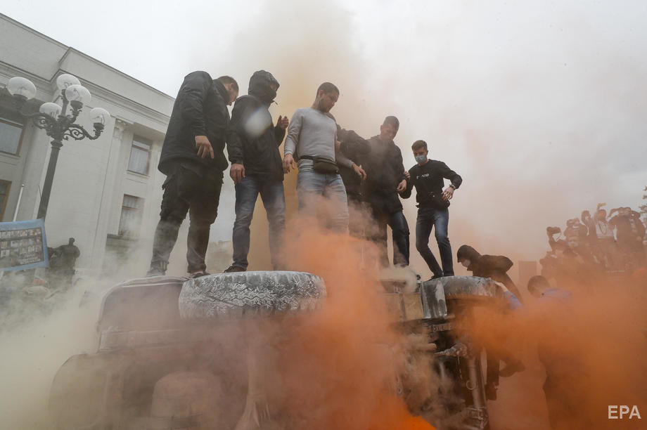 Файеры и сожженный милицейский автомобиль. В центре Киева требовали отставки Авакова. Фоторепортаж  1