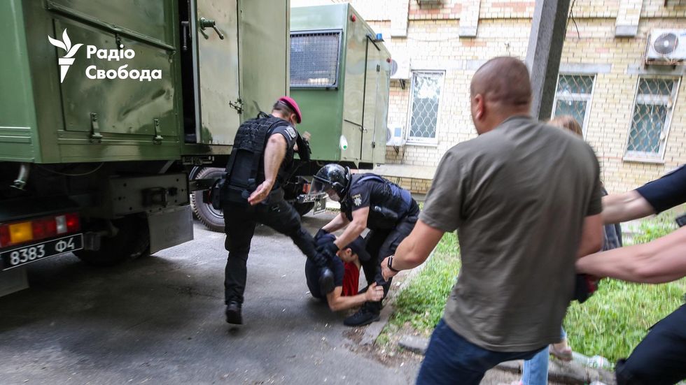﻿П'ятьох учасників акції на підтримку Стерненка затримали. Одного активіста правоохоронці били ногами. Фоторепортаж 2
