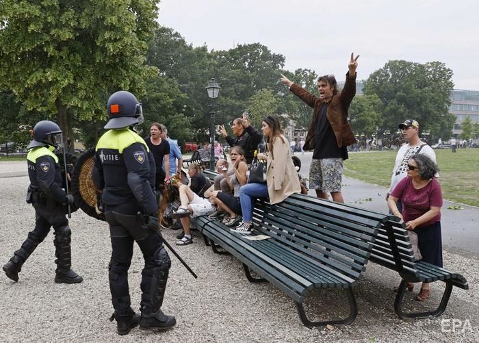 В Гааге произошли столкновения полиции с протестующими против карантина. Фоторепортаж 4