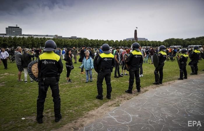 В Гааге произошли столкновения полиции с протестующими против карантина. Фоторепортаж 8