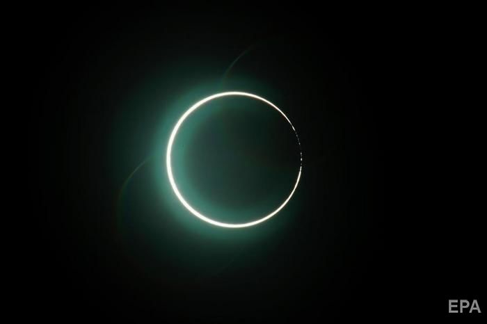 ﻿Жителі Землі спостерігали незвичне сонячне затемнення. Фоторепортаж 1