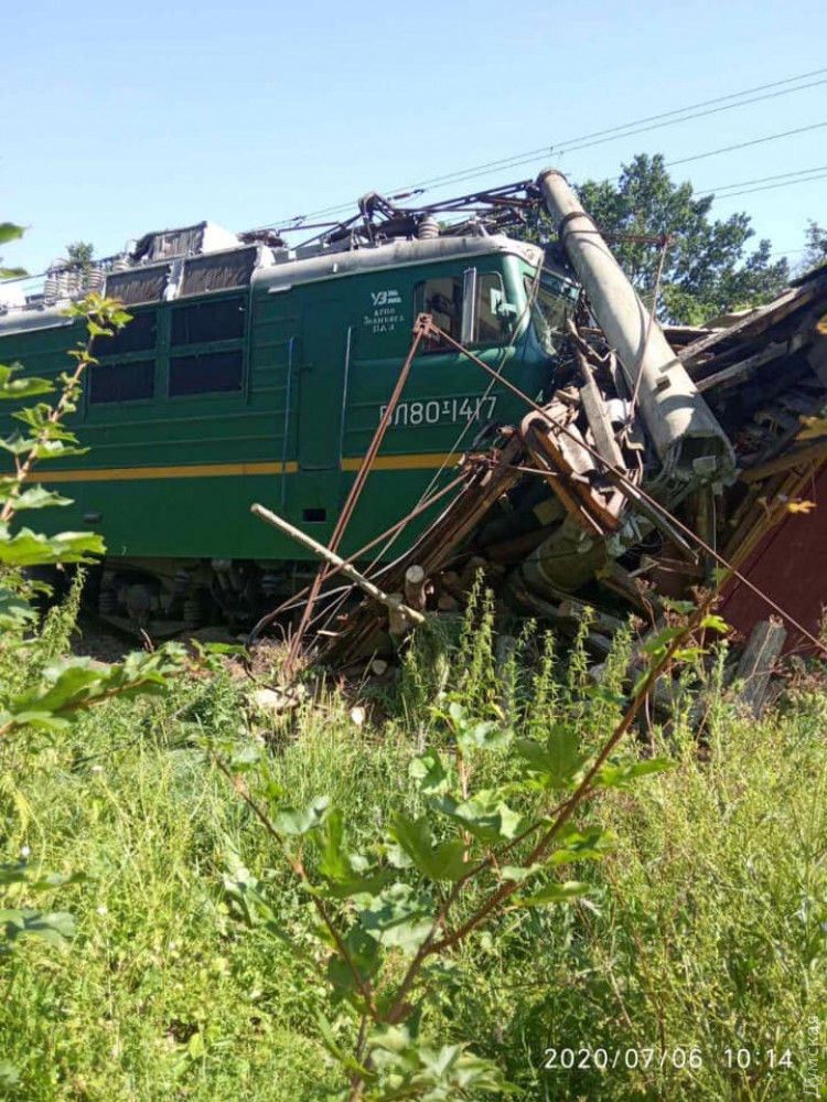 ﻿У Кіровоградській області з рейок зійшов вантажний потяг: він врізався в залізничну будку і повалив стовп. Фоторепортаж 3
