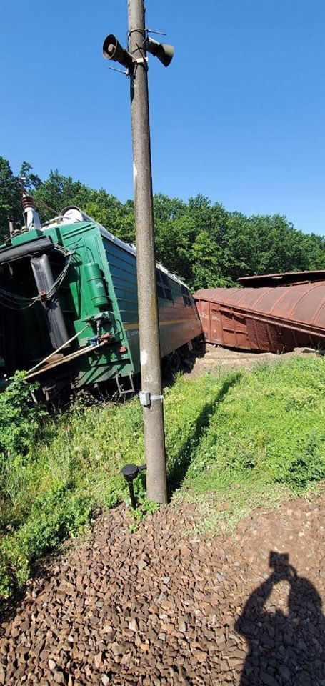 ﻿У Кіровоградській області з рейок зійшов вантажний потяг: він врізався в залізничну будку і повалив стовп. Фоторепортаж 6