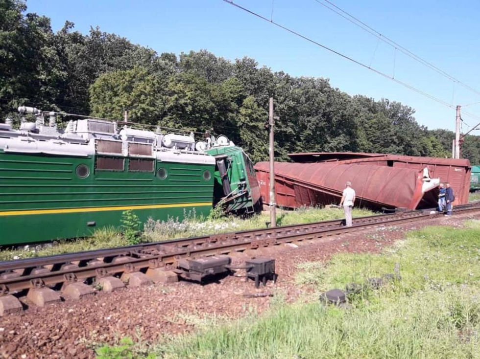 ﻿У Кіровоградській області з рейок зійшов вантажний потяг: він врізався в залізничну будку і повалив стовп. Фоторепортаж 7