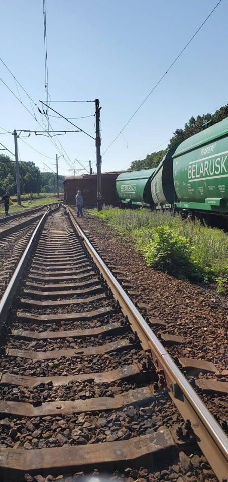 ﻿У Кіровоградській області з рейок зійшов вантажний потяг: він врізався в залізничну будку і повалив стовп. Фоторепортаж 8