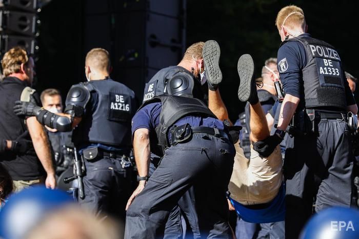 У Берліні відбулися масові протести проти карантинних обмежень. Фоторепортаж 8