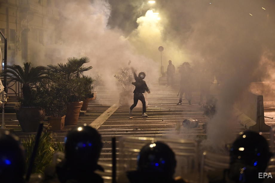 Акция протеста против карантина в Неаполе завершилась беспорядками. Фоторепортаж 1