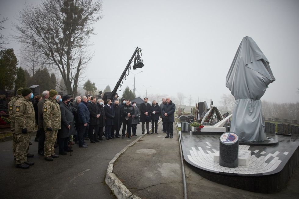 На Байковому кладовищі в Києві відкрили пам'ятник Каденюку. Фоторепортаж 1
