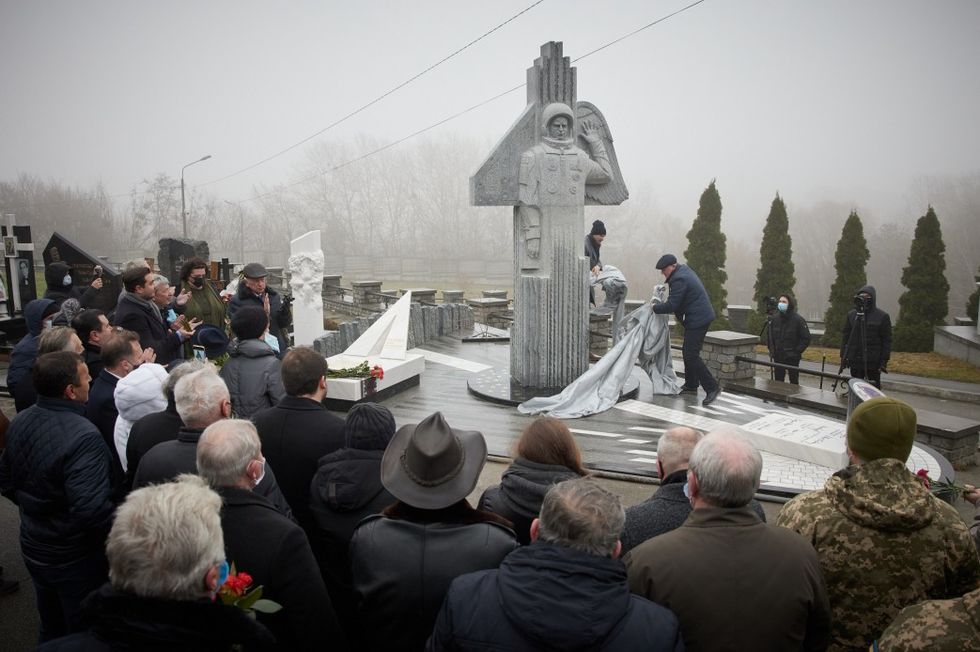 На Байковому кладовищі в Києві відкрили пам'ятник Каденюку. Фоторепортаж 2