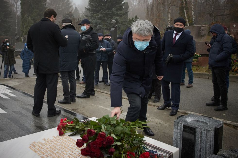 На Байковому кладовищі в Києві відкрили пам'ятник Каденюку. Фоторепортаж 8