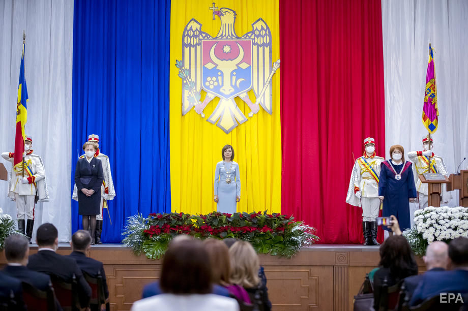 Санду стала президентом Молдовы, Додон на ее инаугурацию пришел с цветами. Фоторепортаж 4