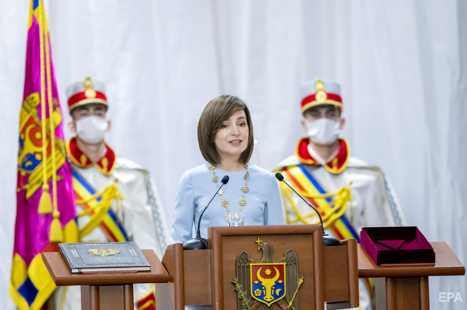 Санду стала президентом Молдовы, Додон на ее инаугурацию пришел с цветами. Фоторепортаж 5