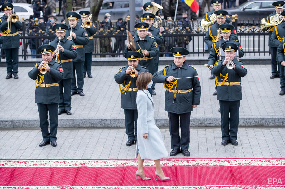Санду стала президентом Молдовы, Додон на ее инаугурацию пришел с цветами. Фоторепортаж 7