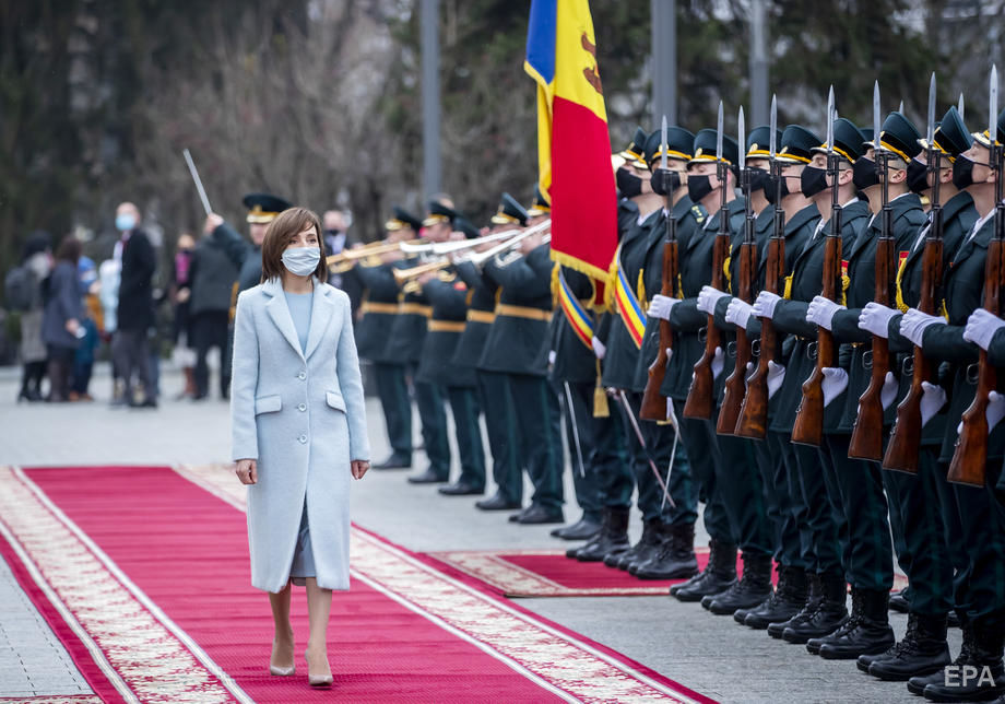 Санду стала президентом Молдовы, Додон на ее инаугурацию пришел с цветами. Фоторепортаж 6