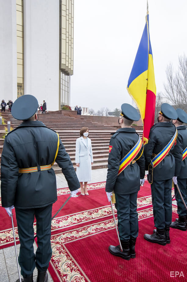 Санду стала президентом Молдовы, Додон на ее инаугурацию пришел с цветами. Фоторепортаж 11