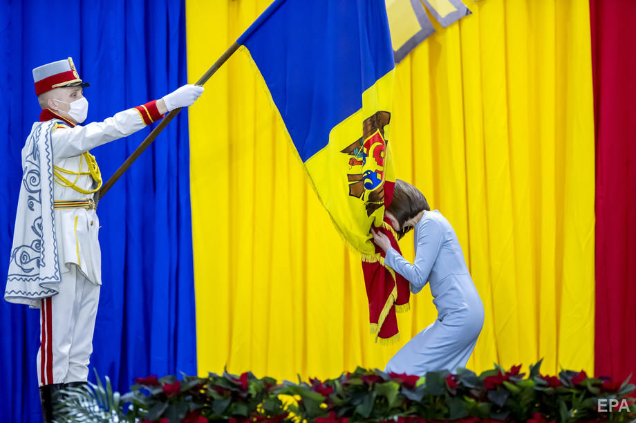 Санду стала президентом Молдовы, Додон на ее инаугурацию пришел с цветами. Фоторепортаж 2